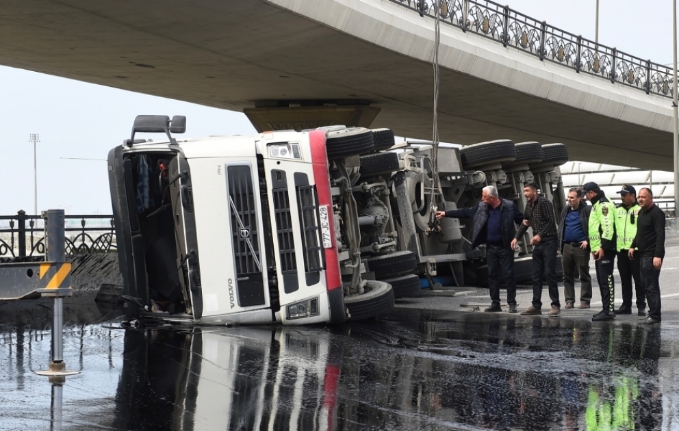 Metronun “Koroğlu” stansiyası yaxınlığında yük maşını aşıb, avtomobillərin hərəkətinə məhdudiyyət tətbiq edilib