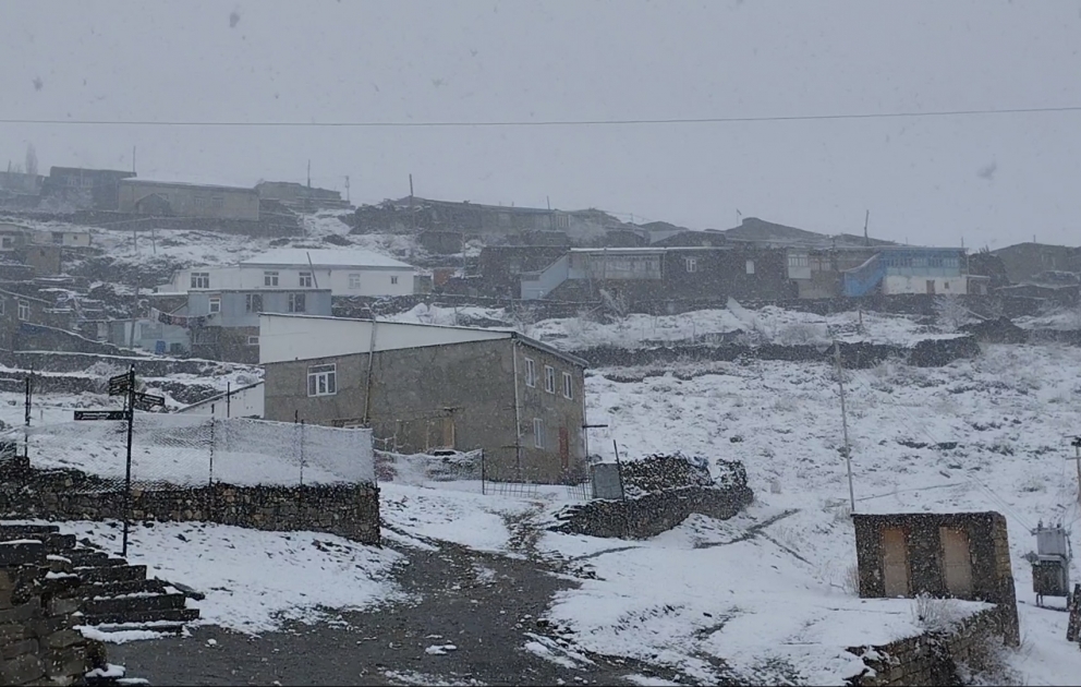 Xınalıq və digər ucqar dağ kəndlərinə qar yağır