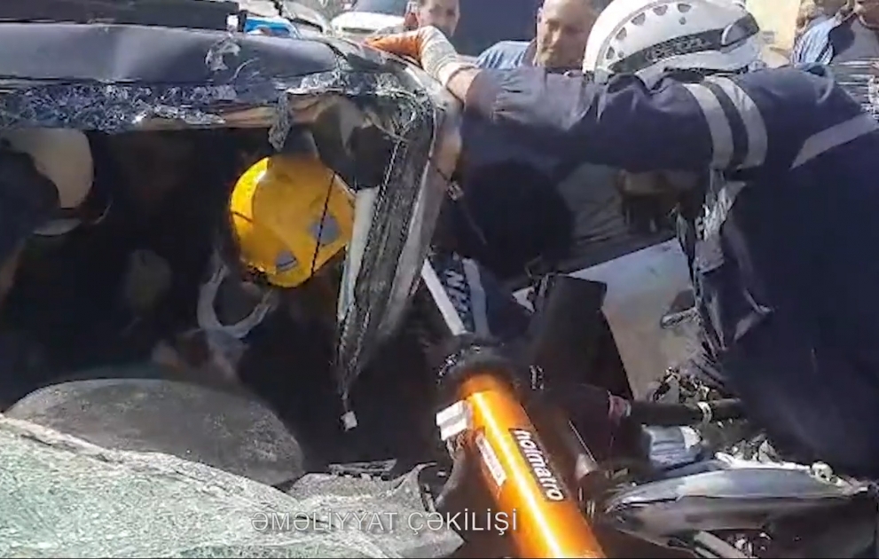 Avtomobildə sıxılı vəziyyətdə qalan sürücü xilas edildi