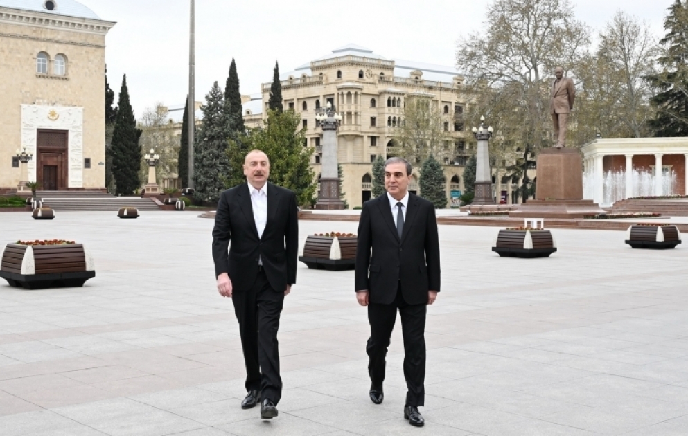 Prezident İlham Əliyev Gəncədə Ulu Öndərin abidəsini ziyarət edib