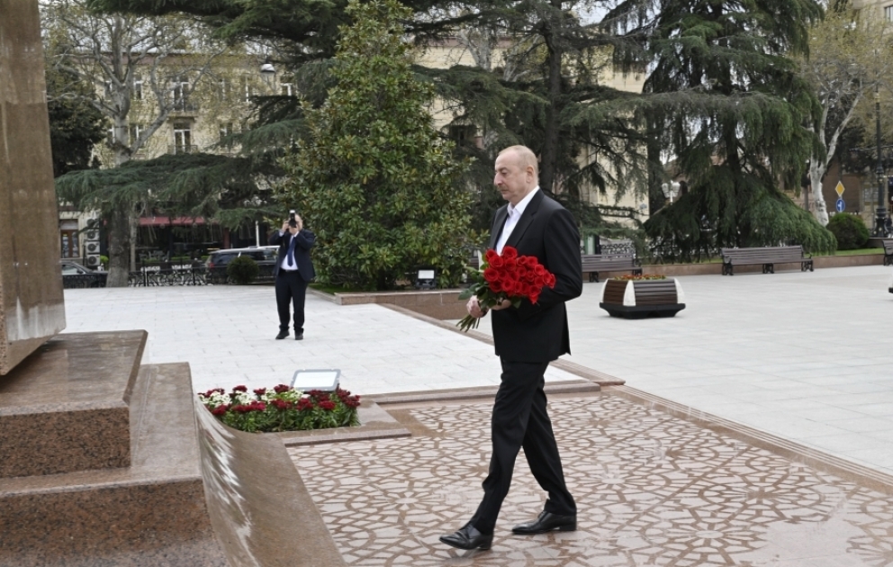 President Ilham Aliyev visited statue of Great Leader Heydar Aliyev in Ganja