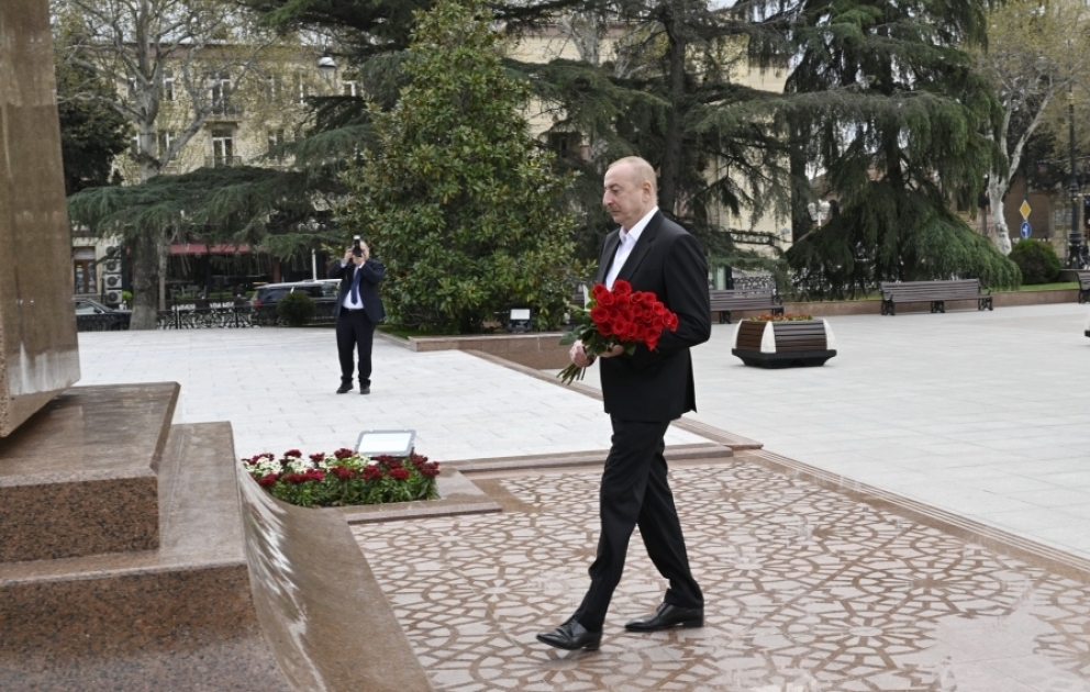 Präsident Ilham Aliyev besucht Denkmal von Nationalleader Heydar Aliyev in Ganja