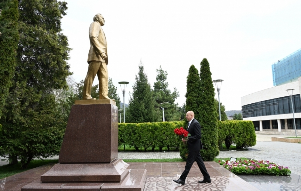 Präsident Ilham Aliyev besucht Denkmal des Nationalleaders Heydar Aliyev in Gabala