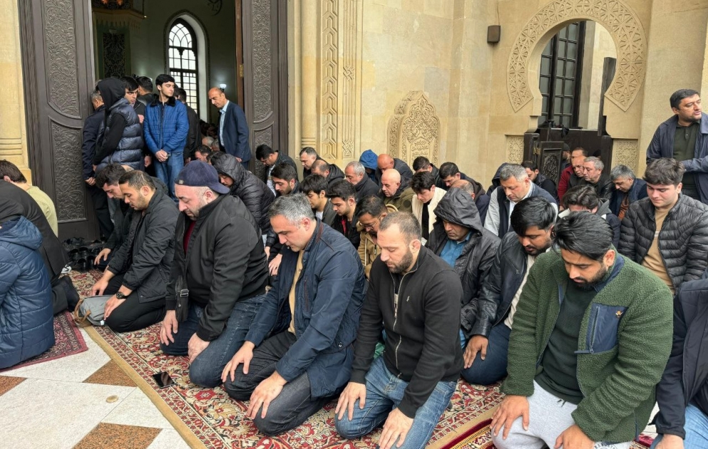 Ölkə məscidlərində bayram namazı qılınıb