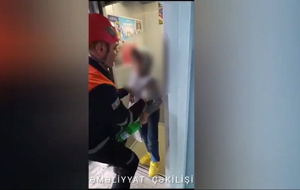 Liftdə köməksiz vəziyyətdə qalan azyaşlı xilas edildi