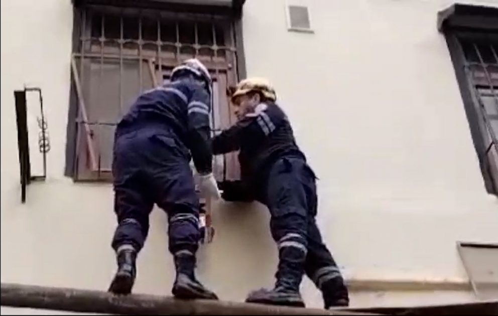 Bakıda köməksiz vəziyyətdə qalan yaşlı qadın xilas edilib