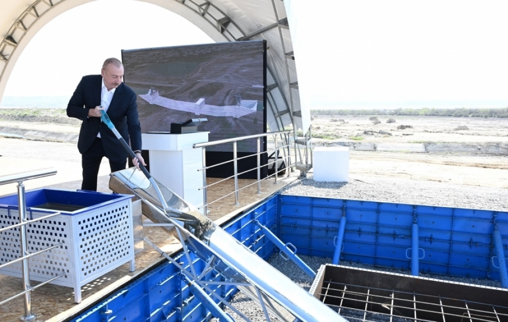 Le président Ilham Aliyev pose la première pierre du canal d’irrigation de Chirvan dans la région de Hadjygaboul