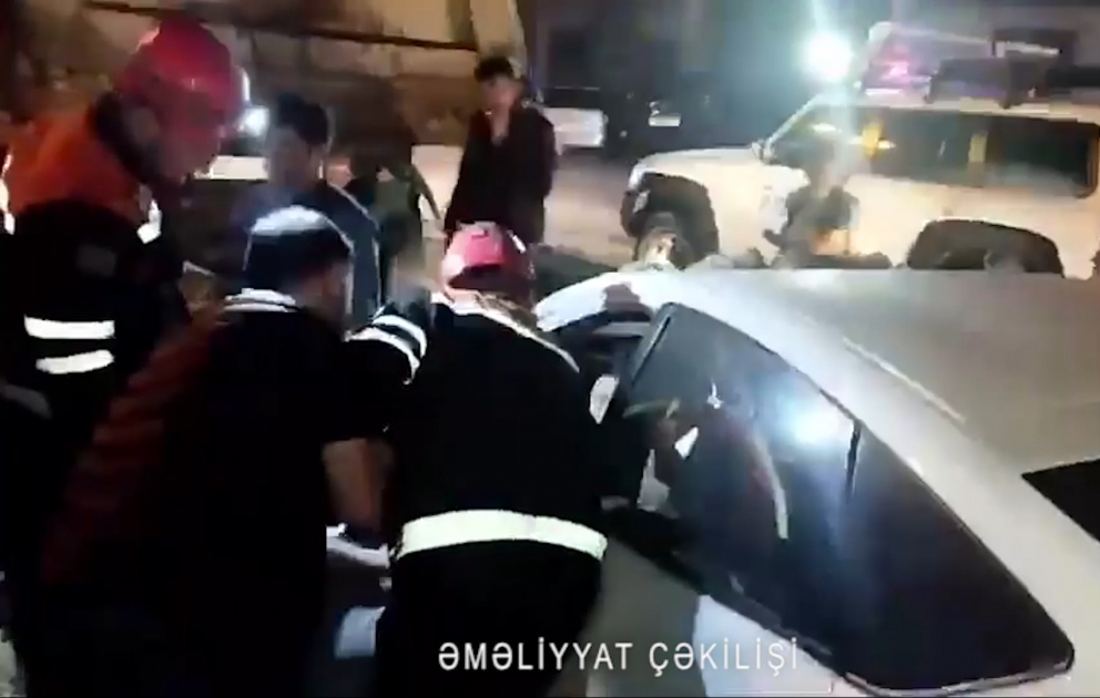 Avtomobildə sıxılmış vəziyyətdə qalan şəxs xilas edildi