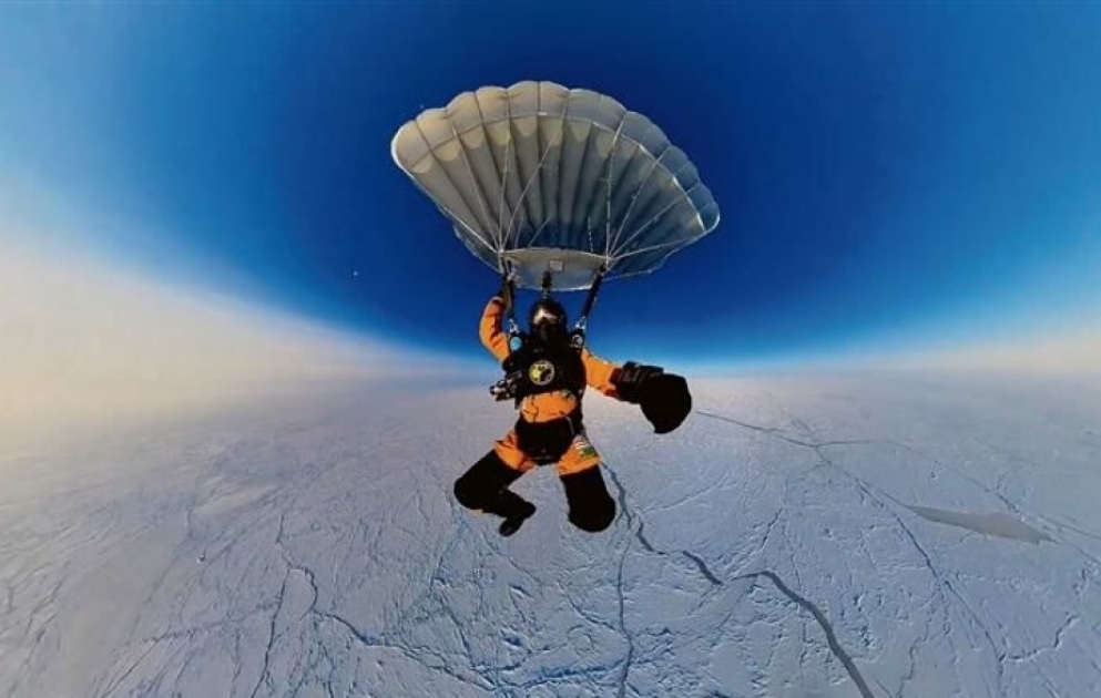 Российские парашютисты первыми в мире совершили прыжок из стратосферы на Северный полюс