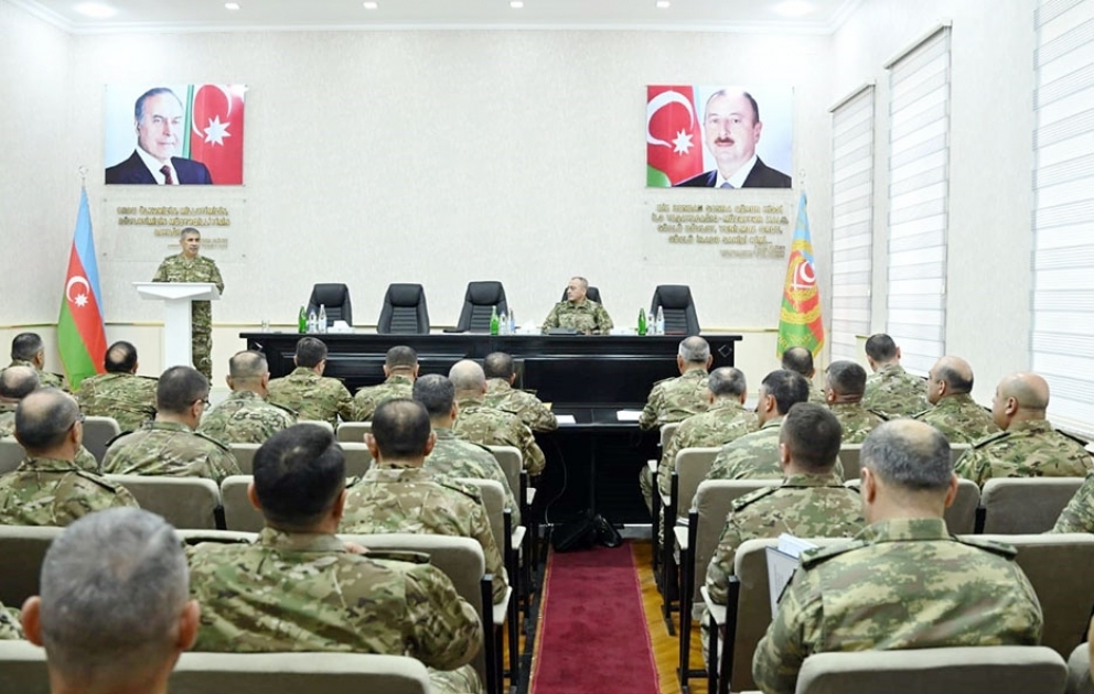 Müdafiə naziri Quru Qoşunlarının rəhbər heyəti ilə görüşüb