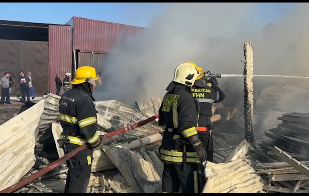 Bakıda taxta bazarı yanır