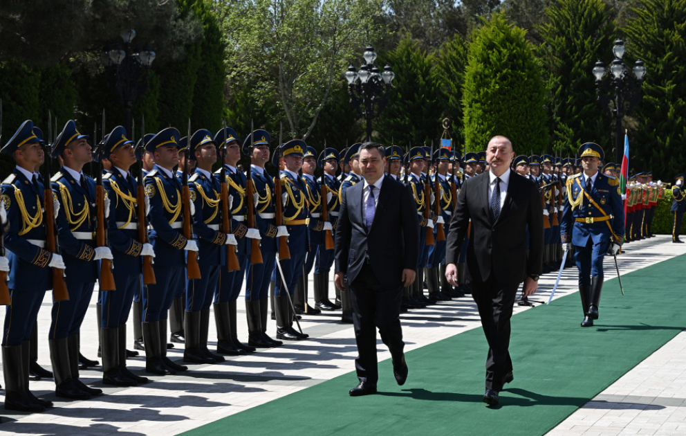 Cérémonie d’accueil officiel du président kirghiz à Bakou
