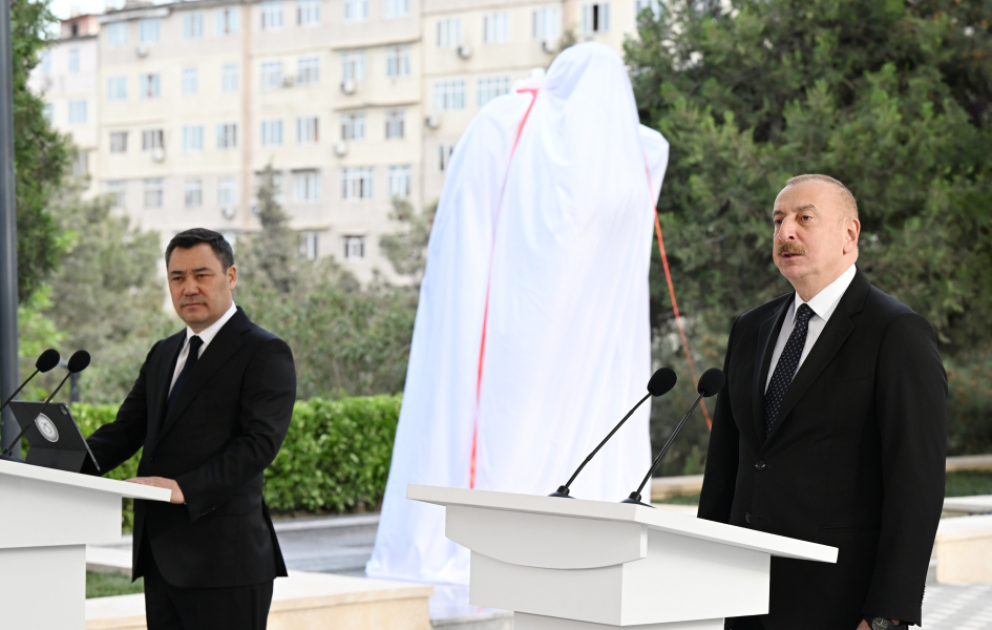 Les présidents Aliyev et Japarov participent au dévoilement de la statue de Tchinguiz Aïtmatov à Bakou