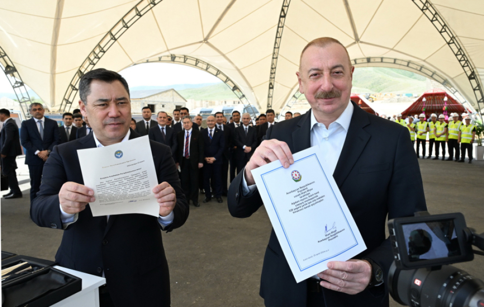 Aghdam : les présidents azerbaïdjanais et kirghiz participent à la cérémonie de pose de la première pierre de l’école secondaire du village de Khydyrly
