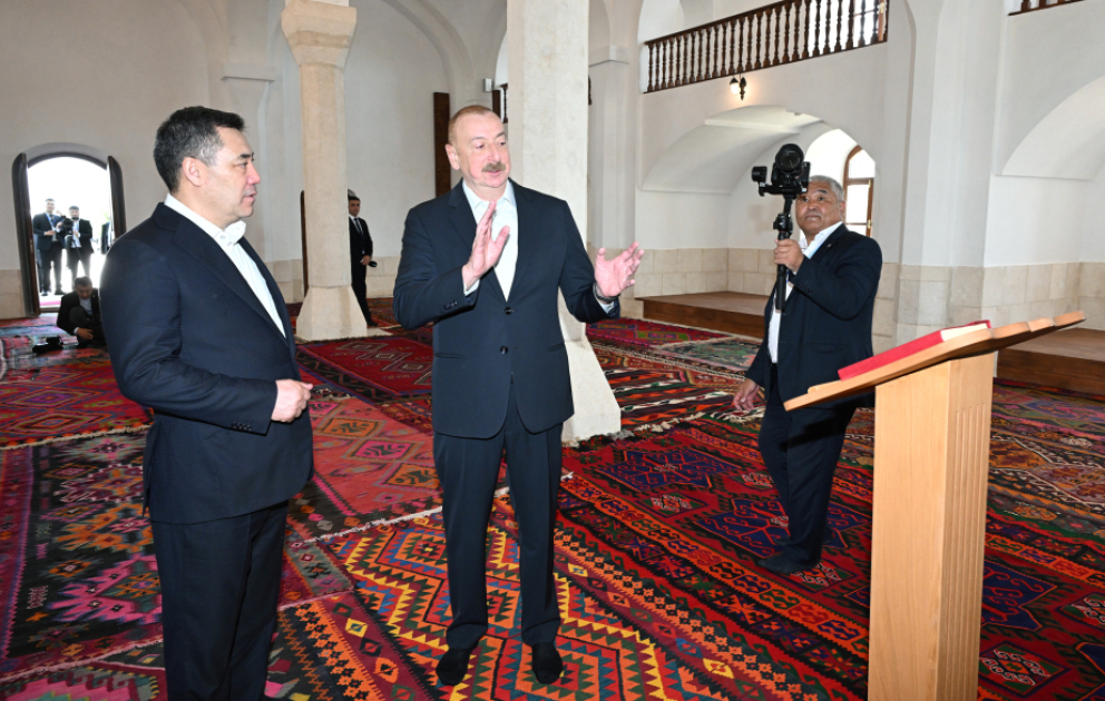 Präsident von Aserbaidschan und Kirgisistan weihen Aghdam-Juma-Moschee nach der Restaurierung ein