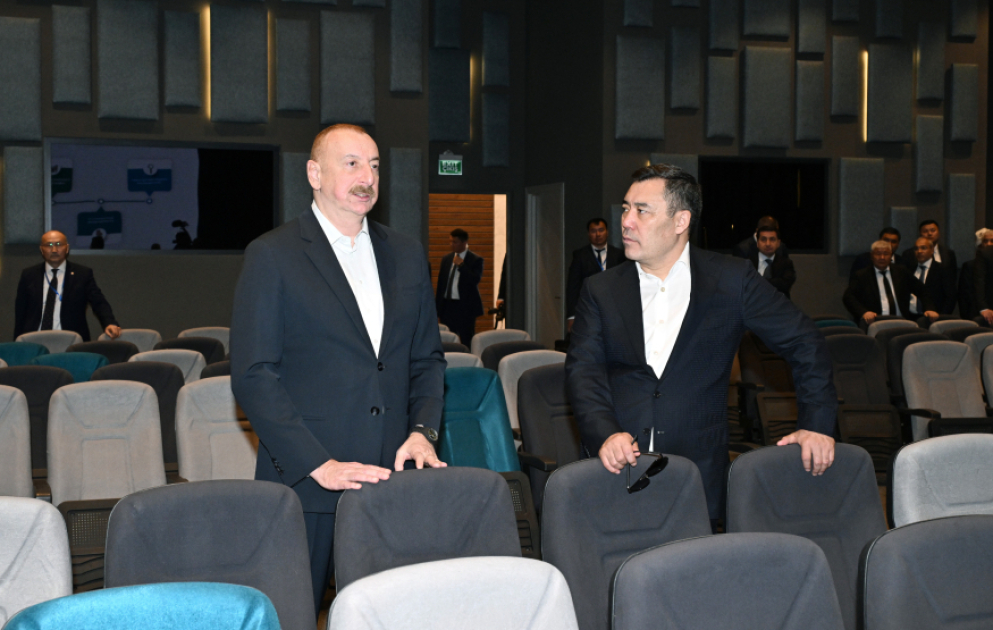 Präsidenten von Aserbaidschan und Kirgisistan lernen Aghdam Konferenzzentrum kennen