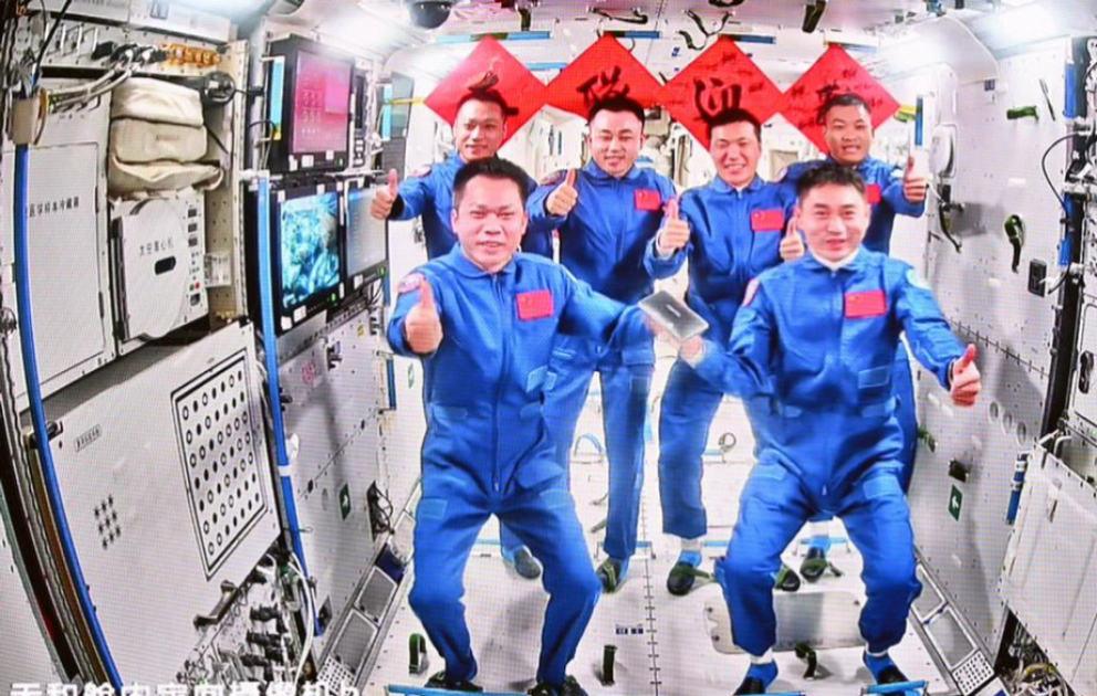 Çinin “Şencou-18” missiyasının astronavtları kosmik stansiyaya çatıb
