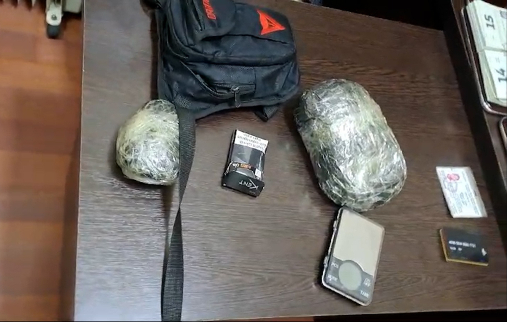 “Koroğlu”da polisdən qaçmaq istəyən narkokuryer barəsində cinayət işi başlanılıb