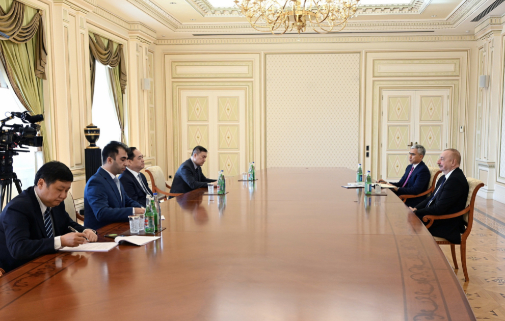 Präsident Ilham Aliyev empfängt den Präsidenten der Chinesischen Volksvereinigung für Freundschaft mit Ausland
