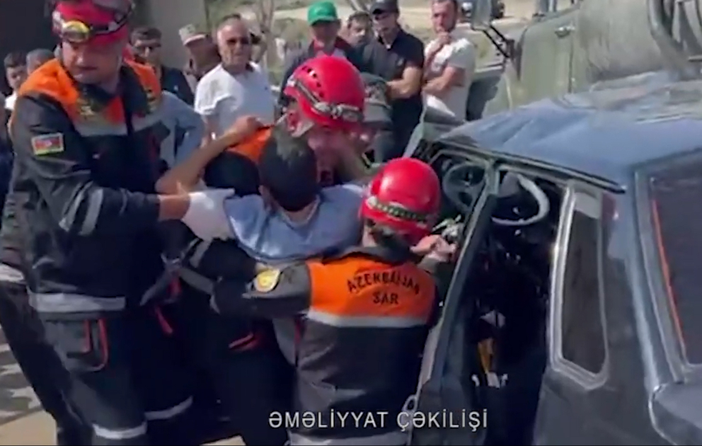FHN: Ötən gün nəqliyyat vasitələrində sıxılı vəziyyətdə qalan 2 nəfər xilas olunub