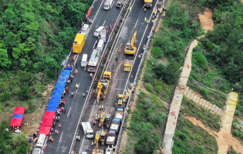 Chine : Le bilan s'alourdit à 36 morts après l'effondrement d'une route