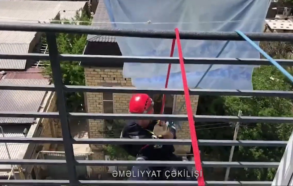 3 yaşlı uşaq qapı arxasında köməksiz qalıb