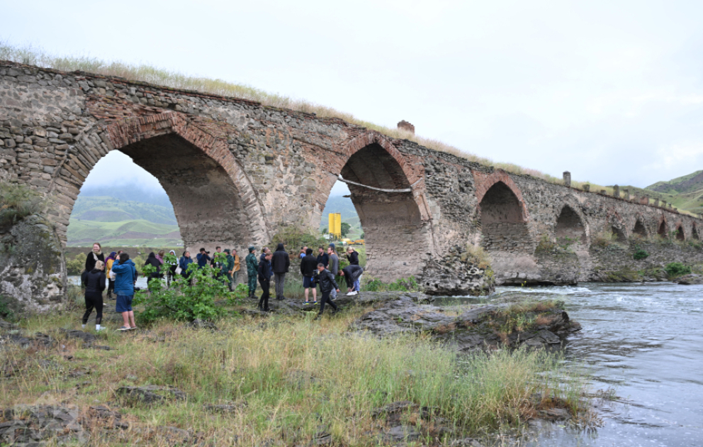 Norwegian travelers familiarize themselves with Khudafarin Bridge