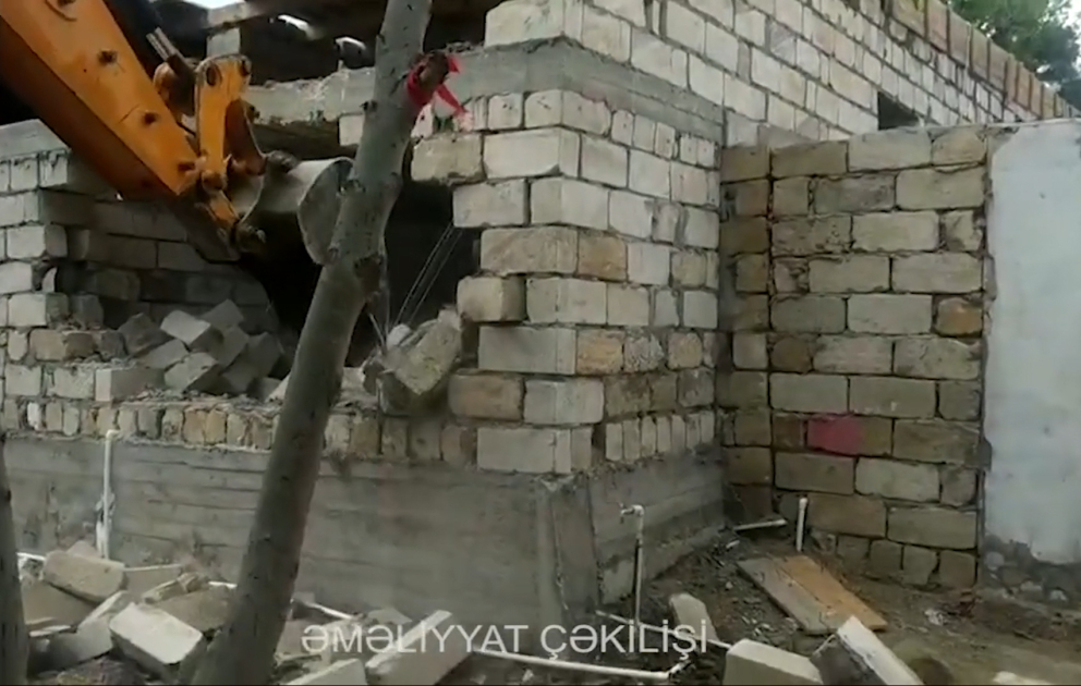 FHN: Sahil qəsəbəsində daha bir qanunsuz tikili sökülüb