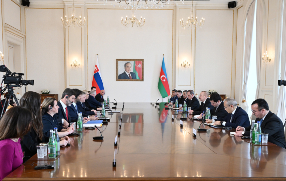 Präsident Ilham Aliyev und Ministerpräsident der Slowakei treffen sich im erweiterten Kreis