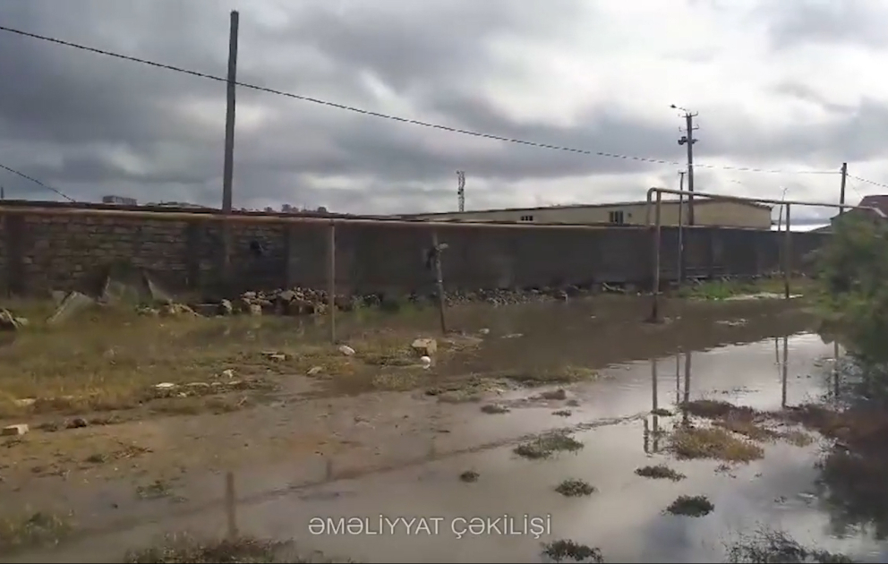 Yağışdan sonra su basmış həyətlərdə son vəziyyət