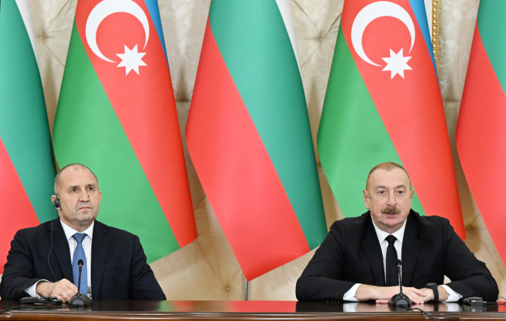 Präsident Ilham Aliyev und Präsident Rumen Radew geben Presseerklärungen ab