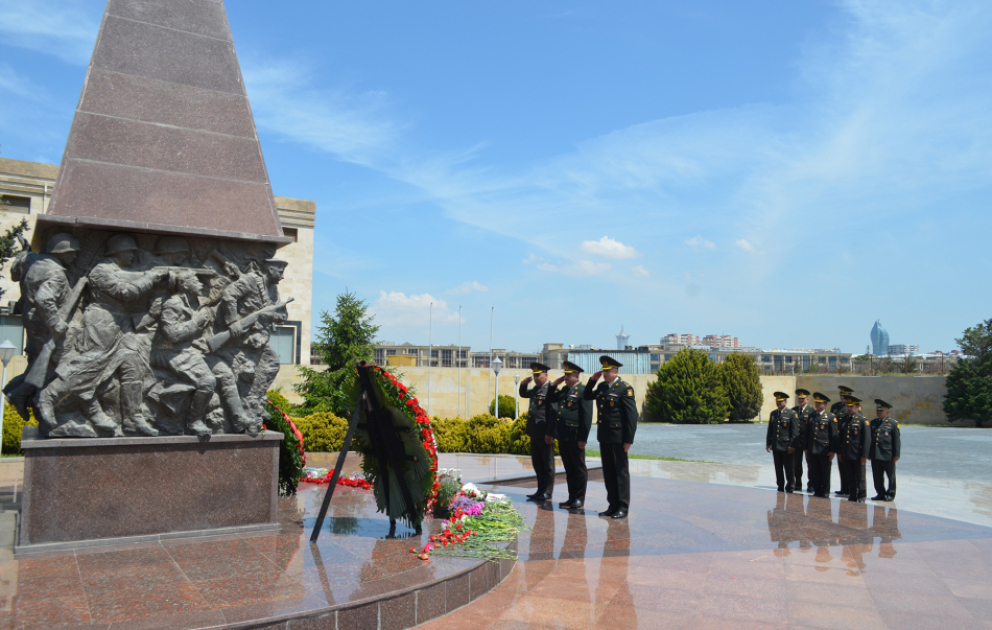 Посещены памятники Ази Асланову, Мехти Гусейнзаде, Рихарду Зорге и Гафуру Мамедову
