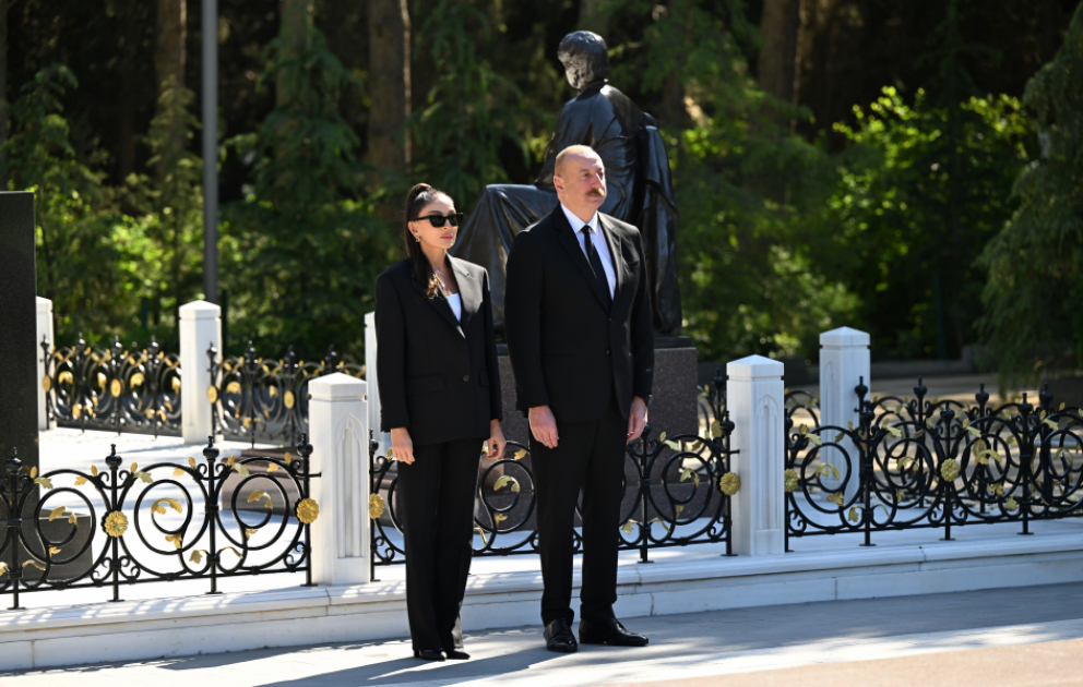 President Ilham Aliyev and First Lady Mehriban Aliyeva visited tomb of National Leader Heydar Aliyev in Alley of Honors