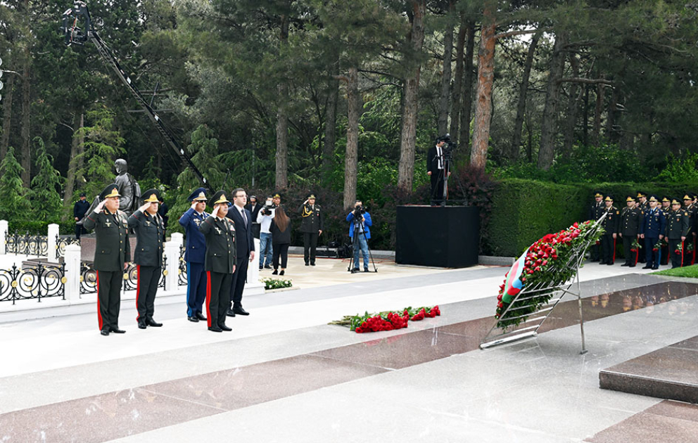 Müdafiə Nazirliyinin rəhbər heyəti Fəxri xiyabanı ziyarət edib