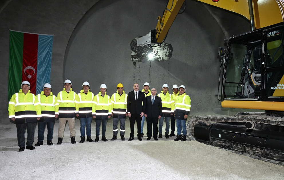 Prezident İlham Əliyev Əhmədbəyli-Füzuli-Şuşa avtomobil yolunda görülən işlərlə tanış olub, birinci tunelin açılışında iştirak edib