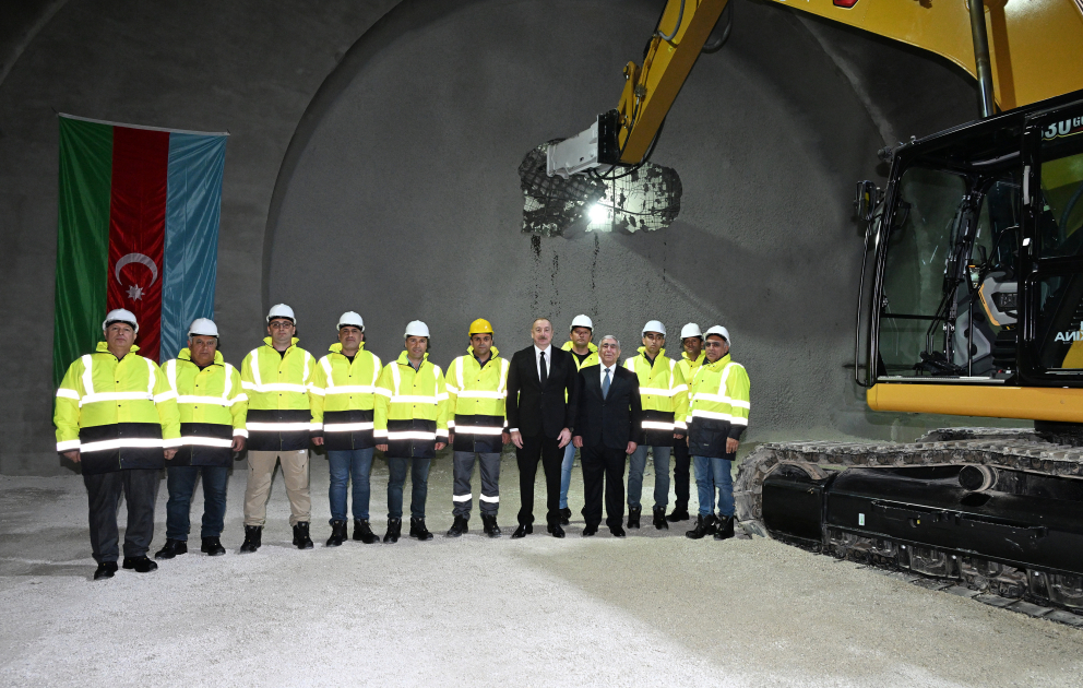 Präsident Ilham Aliyev inspiziert Fortschritt beim Bau der Autobahn Ahmedbeyli-Füsuli-Schuscha, weiht ersten Tunnel ein