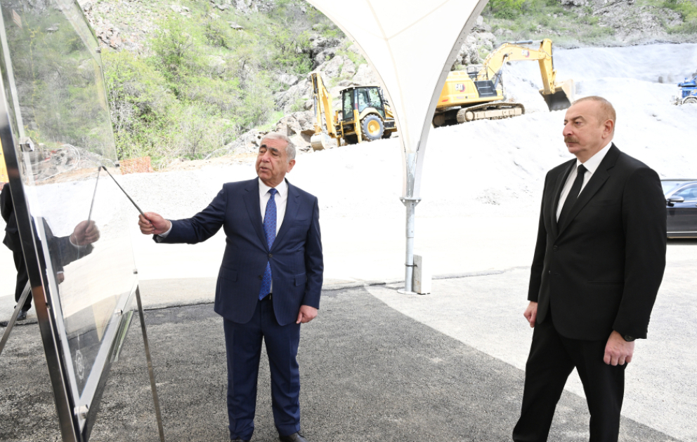 Prezident İlham Əliyev Xankəndi-Şuşa-Laçın avtomobil yolunda görülən işlərlə tanış olub