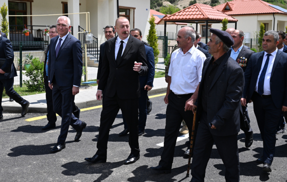 Latschin: Präsident Ilham Aliyev trifft sich mit Bewohnern des Dorfes Sus