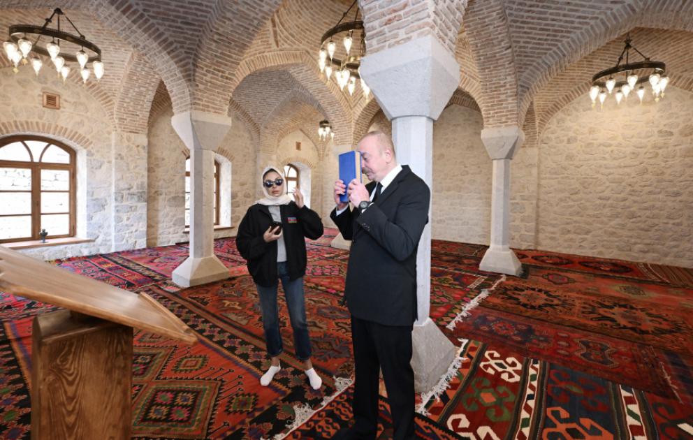 Le président Ilham Aliyev et la première dame Mehriban Aliyeva participent à la réouverture de la mosquée Mamayi après sa restauration