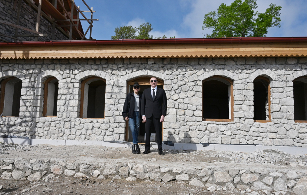 Le président de la République et son épouse visitent la maison-musée Uzeyir Hadjibeyli à Choucha