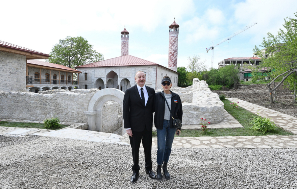 Präsident Ilham Aliyev inspiziert Restaurierungsarbeiten an der Aschaghi-Govhar-Agha-Moschee in Schuscha