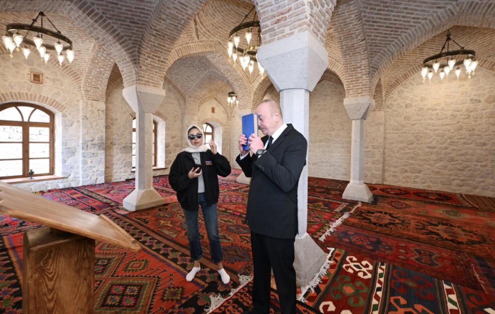 Präsident Ilham Aliyev und First Lady Mehriban Aliyeva weihen Mamayi-Moschee nach Restaurierung ein