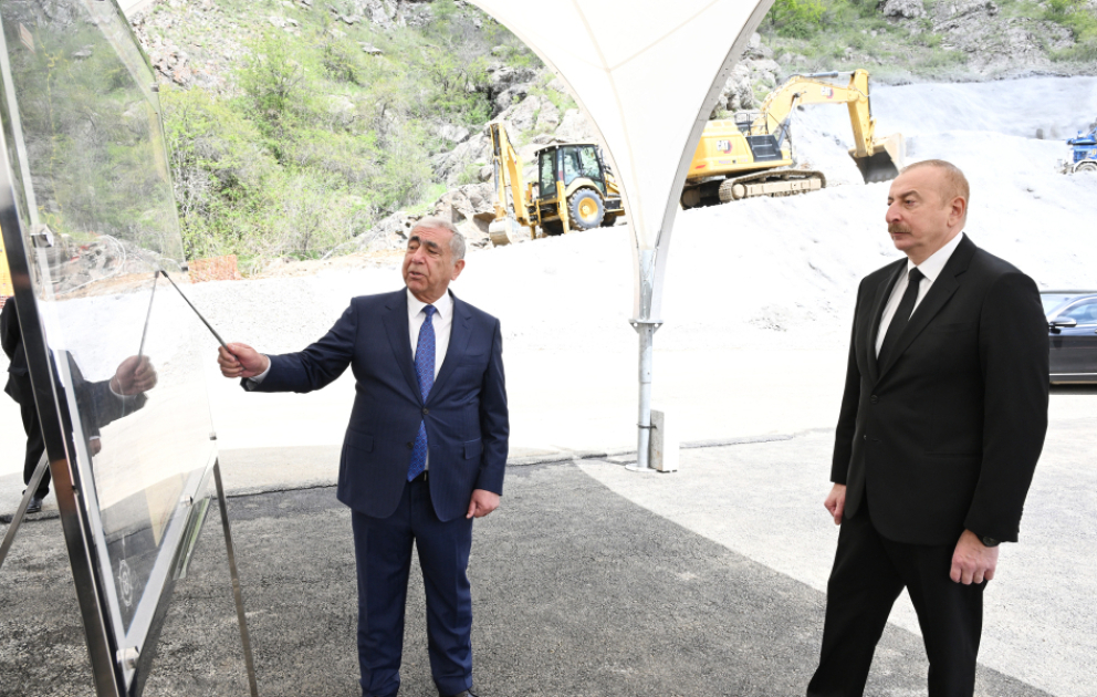 Präsident Ilham Aliyev inspiziert Baufortschritt der Autobahn Chankendi-Schuscha-Latschin