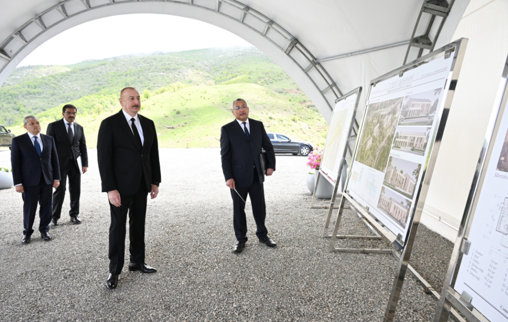 Präsident Ilham Aliyev legt Grundstein für Siedlung Turschsu im Bezirk Schuscha