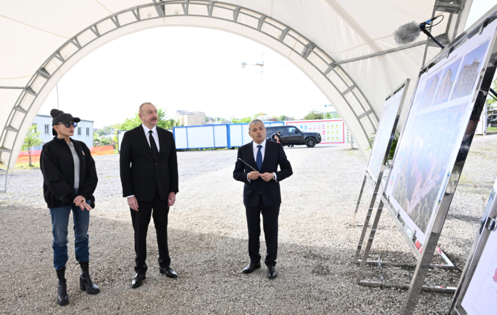 Präsident Ilham Aliyev und First Lady Mehriban Aliyeva legen Grundstein für dritten Wohnkomplex in Schuscha