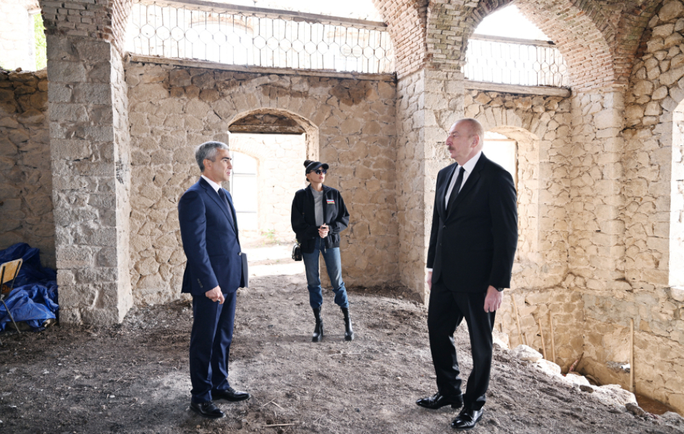 Präsident Ilham Aliyev inspiziert Restaurierungsarbeiten an der Chol-Gala-Moschee in Schuscha