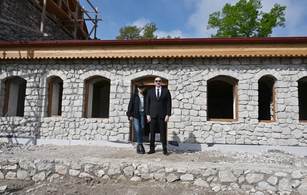 Präsident Ilham Aliyev und First Lady Mehriban Aliyeva machen sich mit Restaurierungsarbeiten am Uzeyir Hajibeyli-Hausmuseum in Schuscha vertraut
