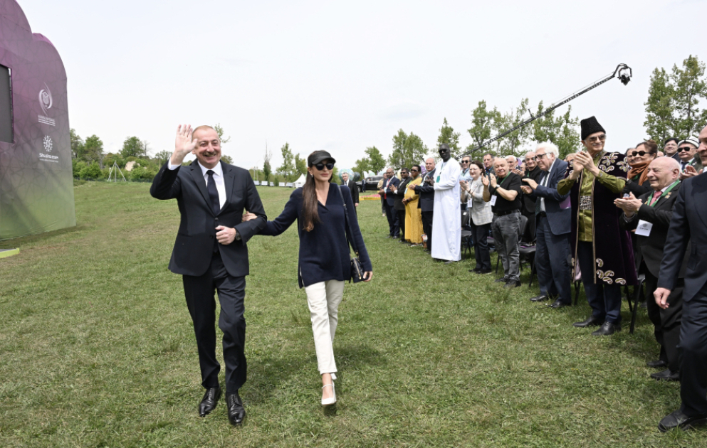 AZƏRTAC XƏBƏR VERİR: Prezident İlham Əliyev və birinci xanım Mehriban Əliyeva "Xarıbülbül" festivalında
