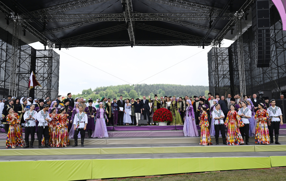 Präsident Ilham Aliyev und First Lady Mehriban Aliyeva nehmen am 7. Musikfestival "Khari-Bülbül" in Schuscha teil