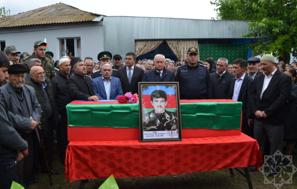 Otuz il əvvəl itkin düşən şəhid Sirac Nərimanov yaylım atəşinin müşayiətilə torpağa tapşırılıb